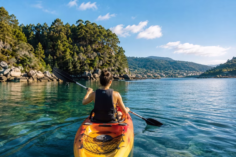 Persoa facendo kayak nun entorno natural de Galicia